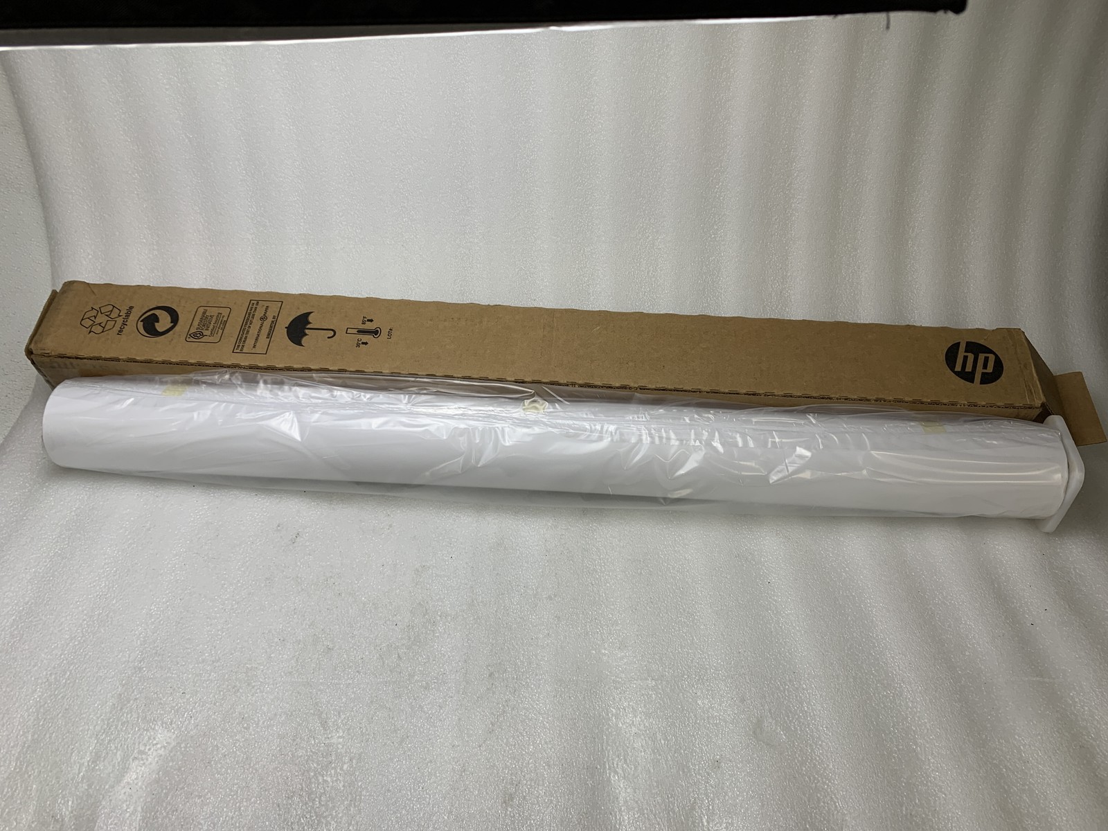 HP Coated Paper C6567B 42 in x 150 ft (1067 mm x 45,7 m) 90 g/24 lb
